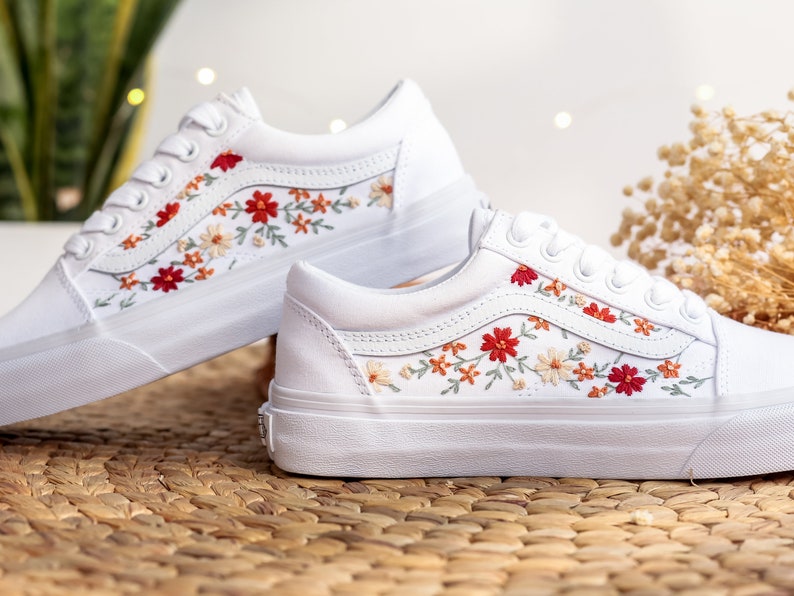 Vans Classic Shoes Embroidered With Roses And Cats