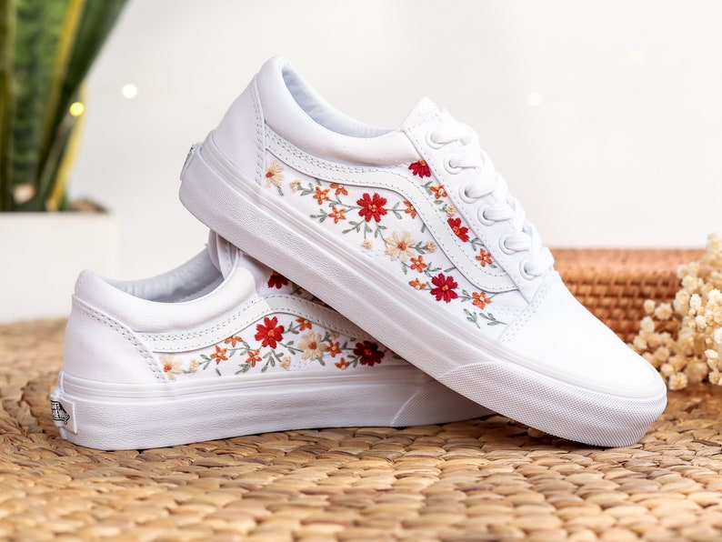 Vans Classic Shoes Embroidered With Roses And Cats