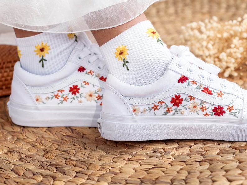 Vans Classic Shoes Embroidered With Roses And Cats